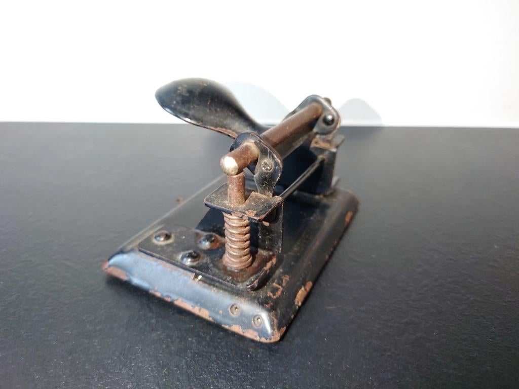 Antieke perforator. Perforeert aan 1 kant, Antiek en Kunst, Ophalen of Verzenden