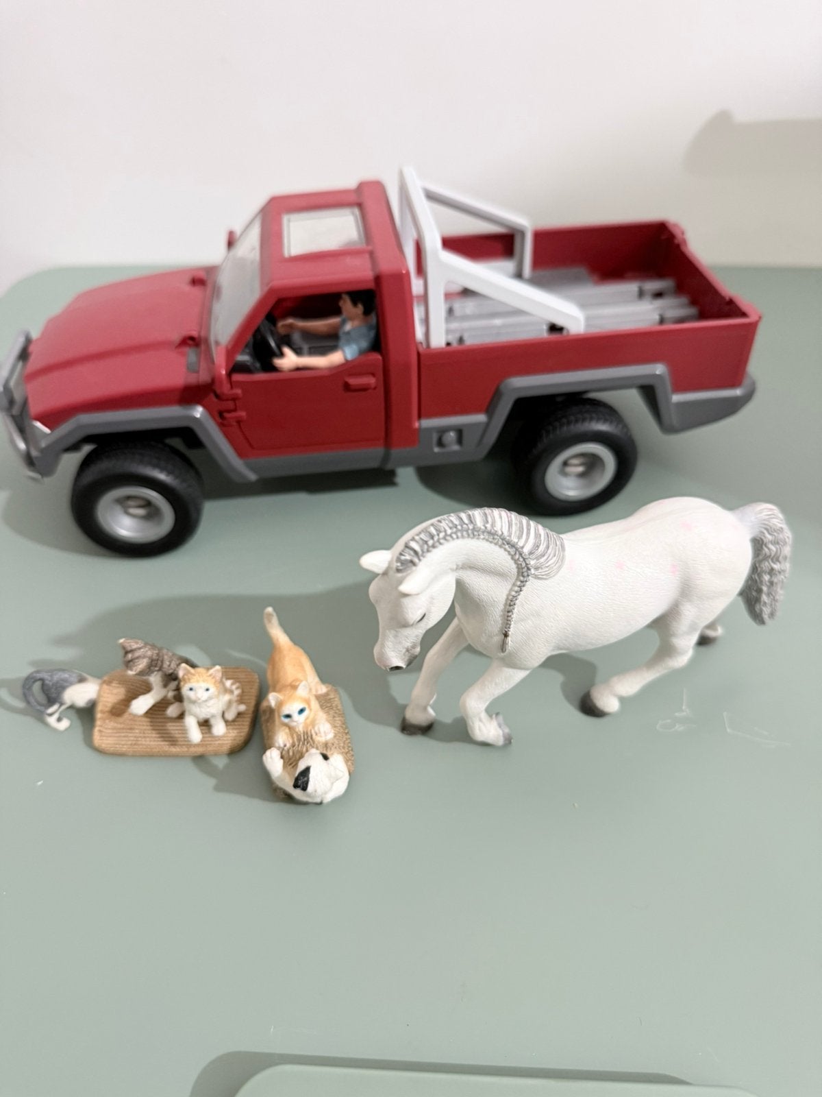 Schleich Pick-up met chauffeur paard en katten set, Ophalen of Verzenden, Gebruikt