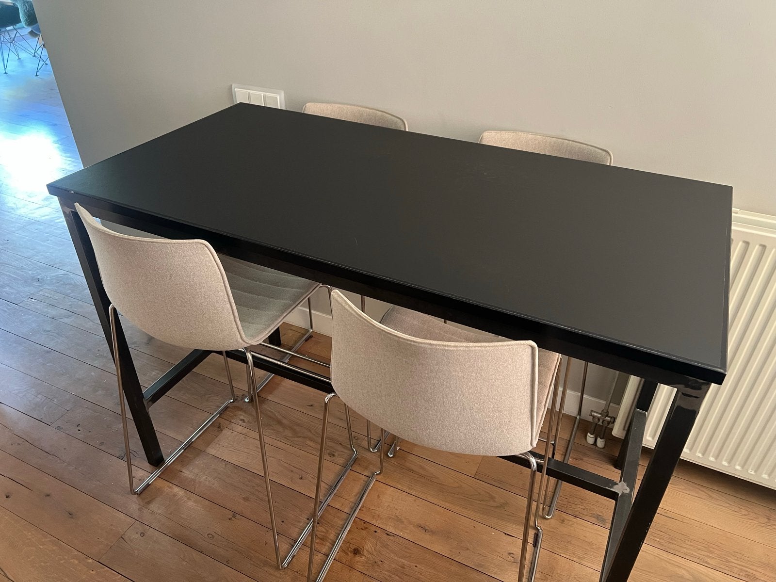 Hoge eettafel of statafel met 4 bijpassende Arper stoelen, Ophalen, Met voetsteun, 60 tot 90 cm, Zo goed als nieuw