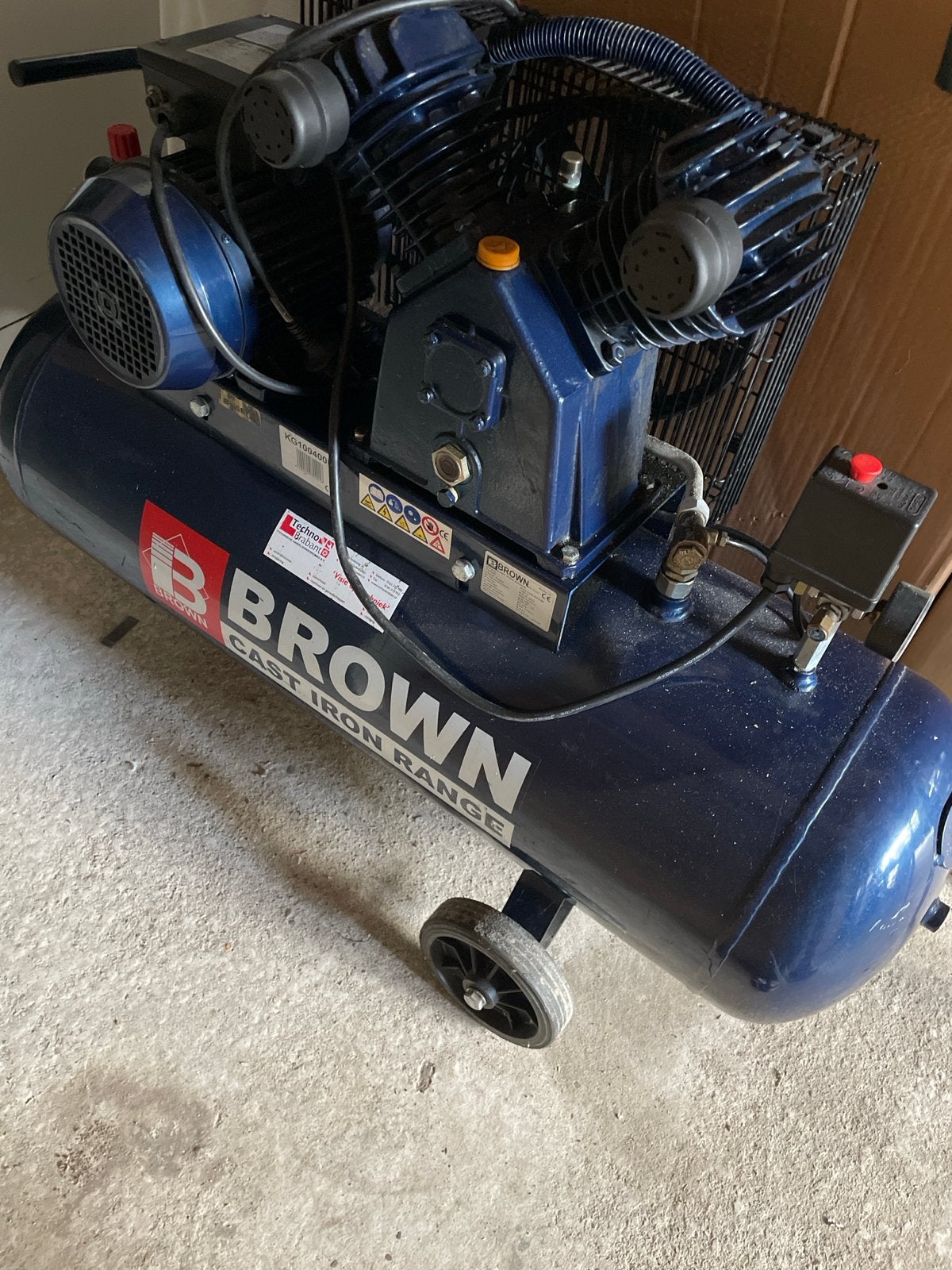 B Brown Compressor SM 90 LB/2 - 100L, 11 bar, Doe-het-zelf en Verbouw, Gebruikt, Ophalen of Verzenden, 200 tot 400 liter/min, Mobiel