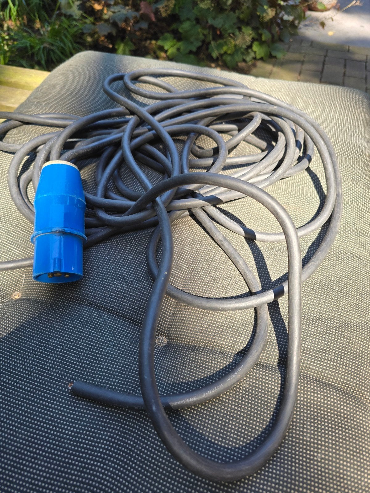 CEE blauwe stekker met kabel, Ophalen
