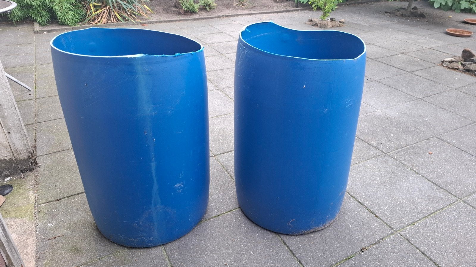2x Blauwe Kunststof Regentonnen / Bloembakken, Ophalen, Kunststof, Gebruikt, Rond
