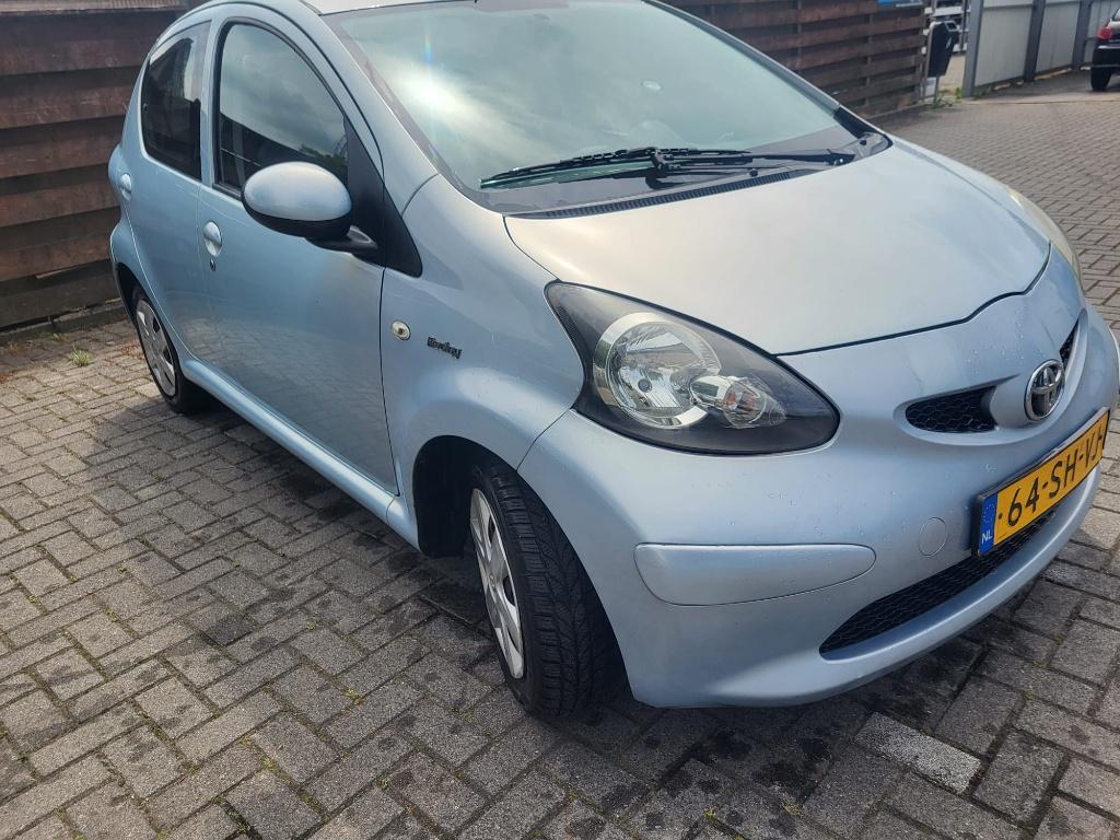 Toyota Aygo 5 deurs, Auto's, Toyota, Voorwielaandrijving, 68 pk, Origineel Nederlands, Handgeschakeld