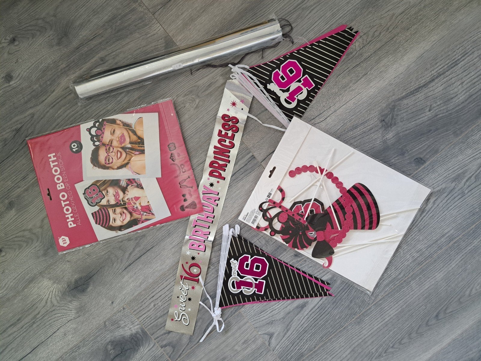 Happy birthday 16 banner, 2x vlaggenlijn en sjerp.
Ook nog 2, Ophalen of Verzenden, Versiering, Verjaardag