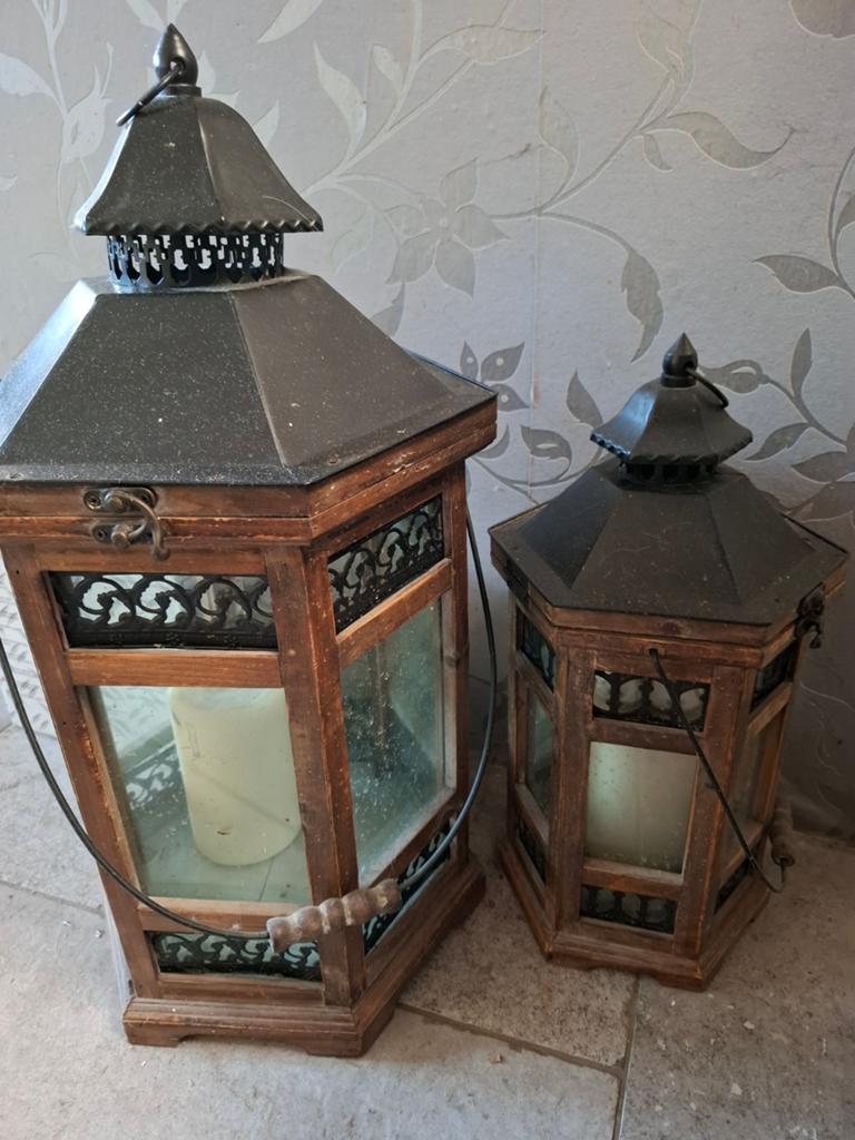Twee Windlichten, Huis en Inrichting, Woonaccessoires | Kandelaars en Kaarsen, Ophalen of Verzenden, Hout