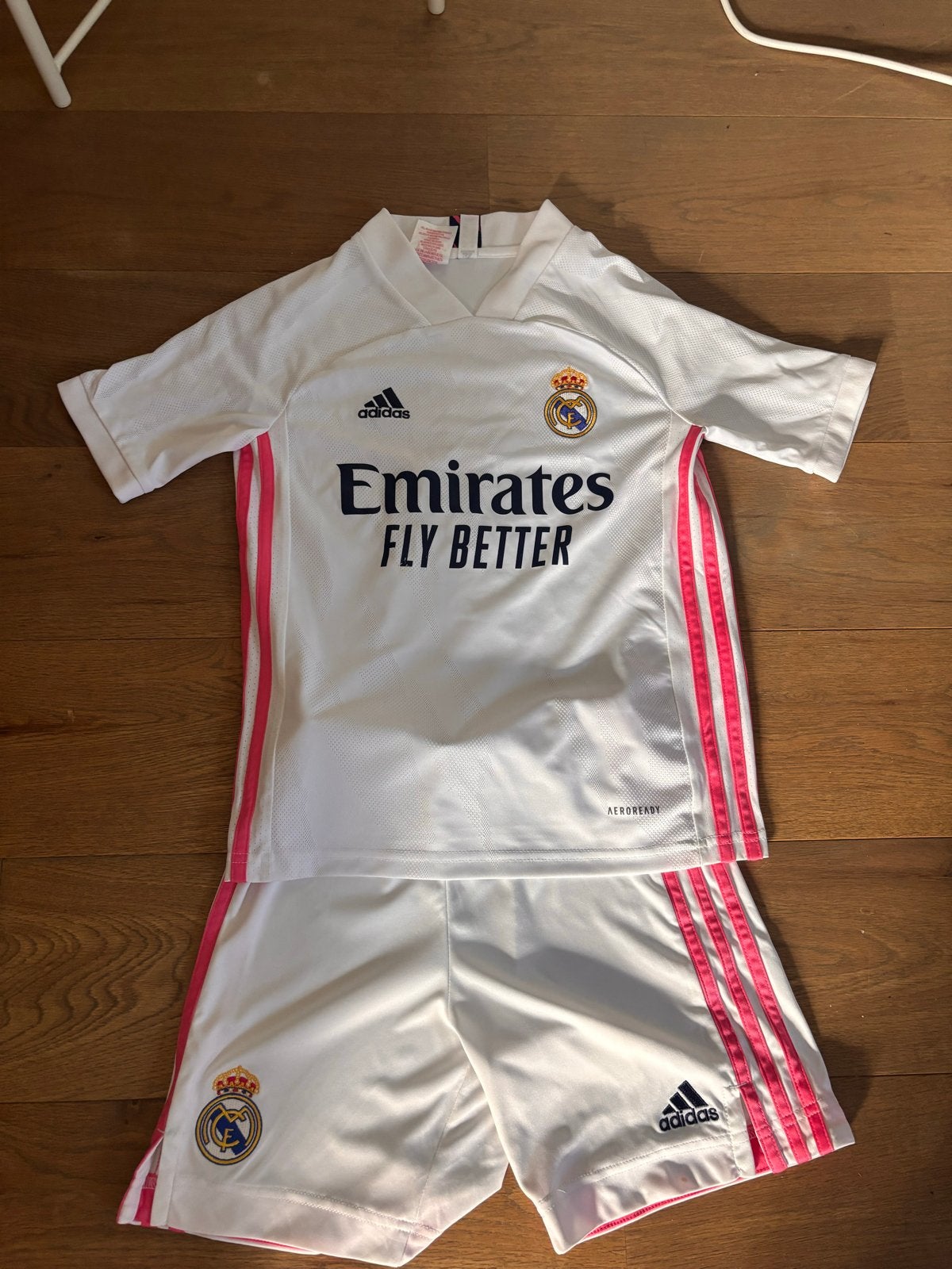 Real Madrid Thuisshirt en Broekje Maat 128 (Siem #9), Ophalen of Verzenden, Zo goed als nieuw, Jongen