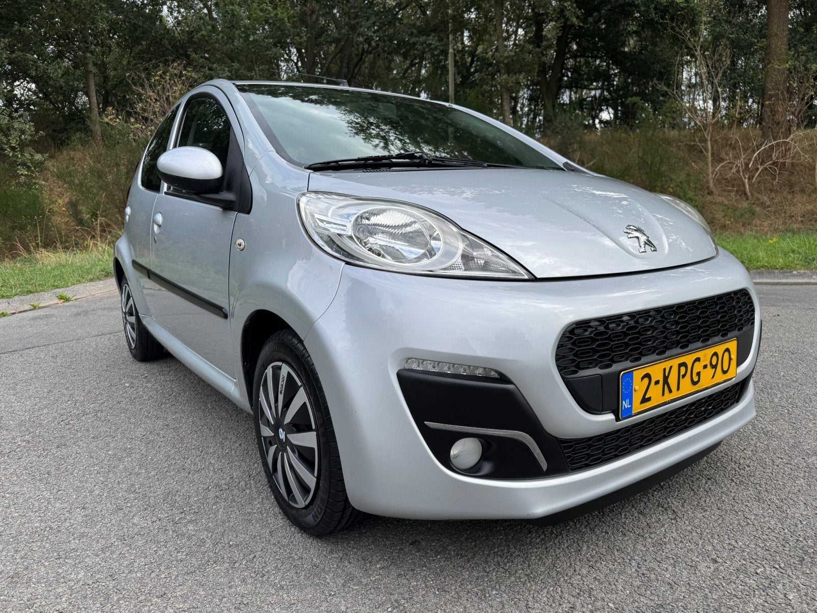 Peugeot 107 1.0 12V 5DR. Apk nieuw. N.A.P. Face-Lift. Netjes, Auto's, Voorwielaandrijving, Euro 5, Stof, Zwart