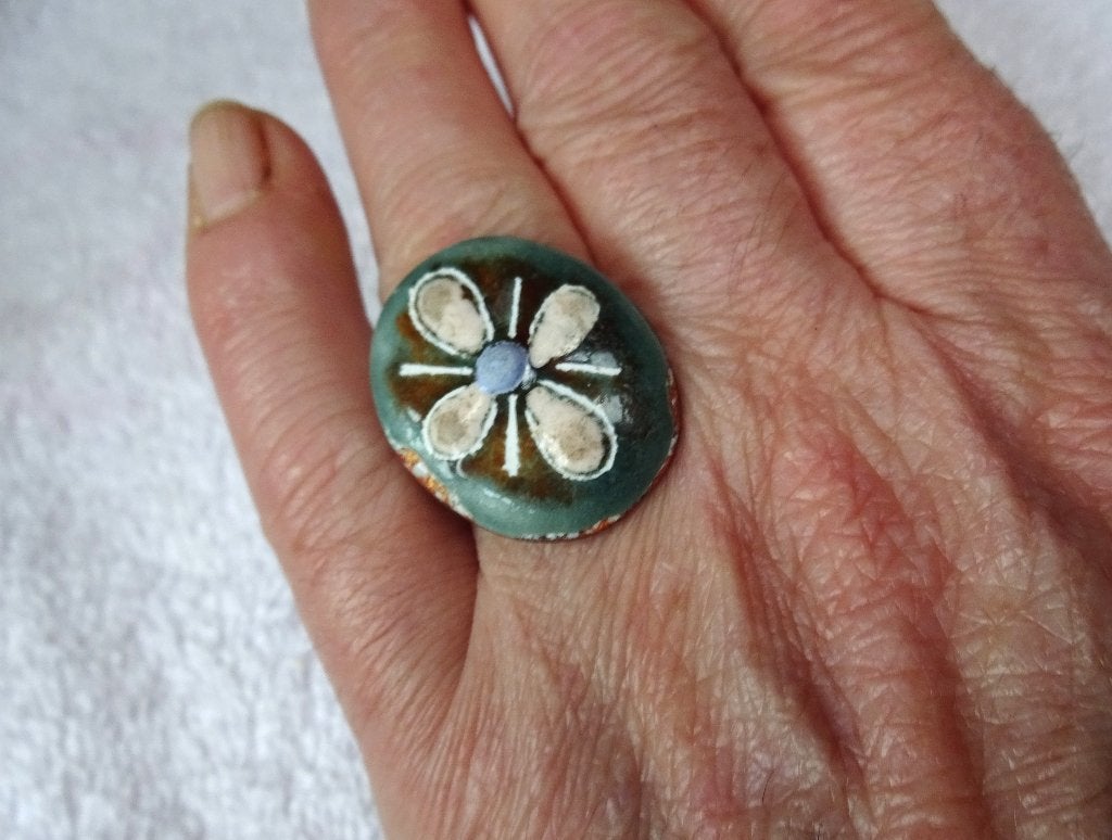 Ring met geëmailleerd ovaaltje bloem, Sieraden, Tassen en Uiterlijk, Ringen, Gebruikt, 17 tot 18, Dame, Groen