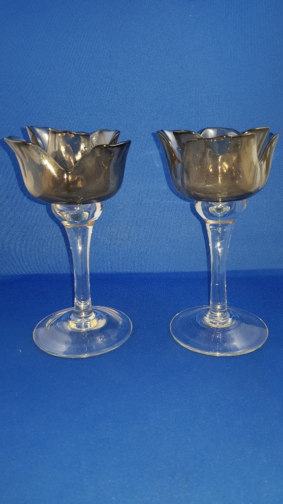 2x waxinelichtjeshouder van glas op voet. Bloemvorm. 2A6, Huis en Inrichting, Woonaccessoires | Kandelaars en Kaarsen, Tweedehands verkoop