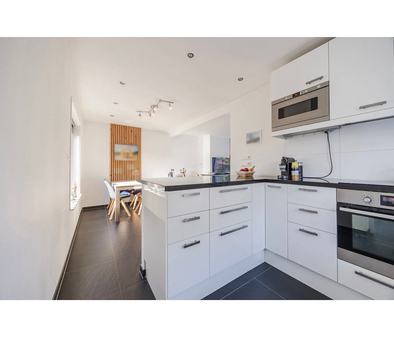 Foto 4 van Moderne witte keuken met inbouwapparatuur