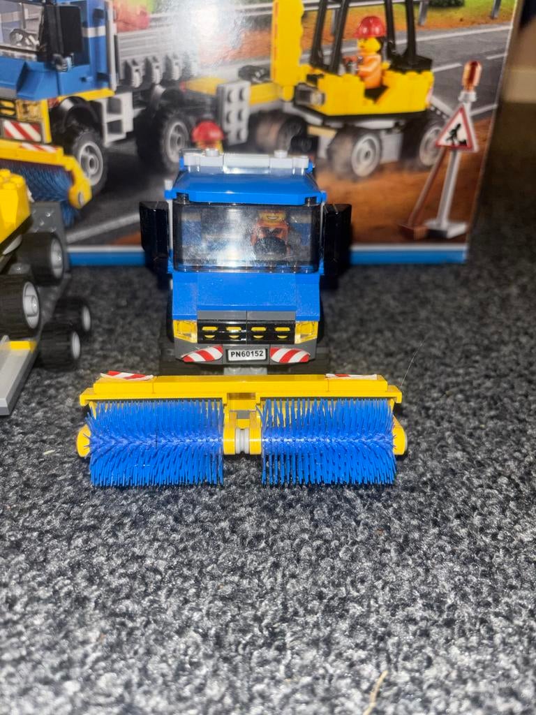 LEGO City 60152 Veegwagen en Graafmachine (mist 1 poppetje), Inclusief extra onderdelen, Lego, Ophalen of Verzenden, Complete set