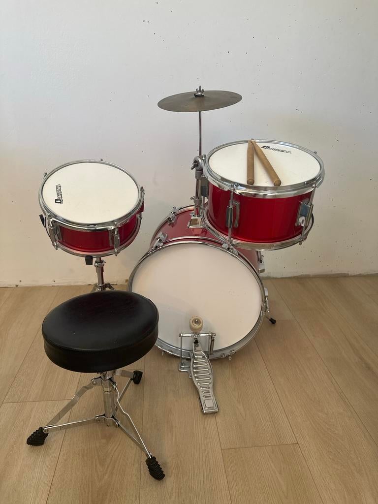 Kinder drumstel rood - compleet met krukje en stokken, Muziek en Instrumenten, Ophalen, Gebruikt, Overige merken