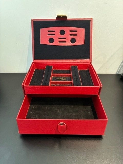 Sieradendoos rood kunstleer, Sieraden, Tassen en Uiterlijk, Beautycases, Gebruikt, Ophalen of Verzenden, Met slot, Hardcase