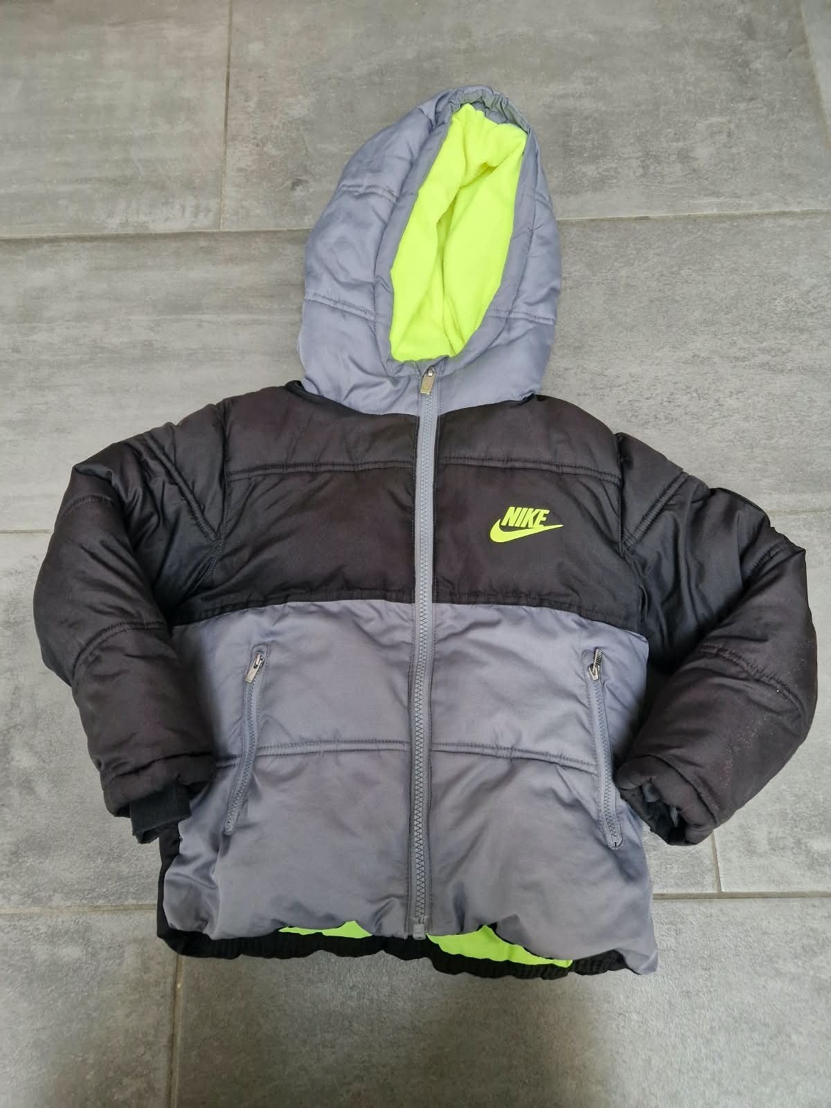 Nike jas maat 104/110 - Zwart/Grijs/Neon Geel, Ophalen, Gebruikt, Nike, Jongen