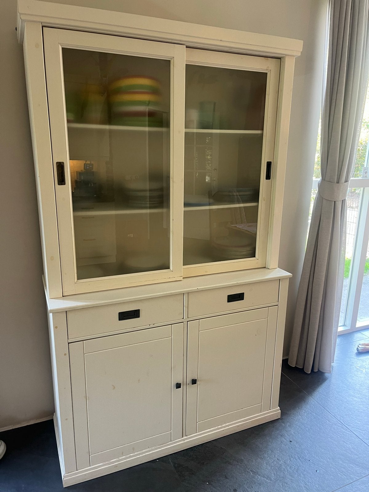 Witte buffetkast met schuifdeuren en lades, Ophalen, Gebruikt, 100 tot 150 cm, Met lade(s)