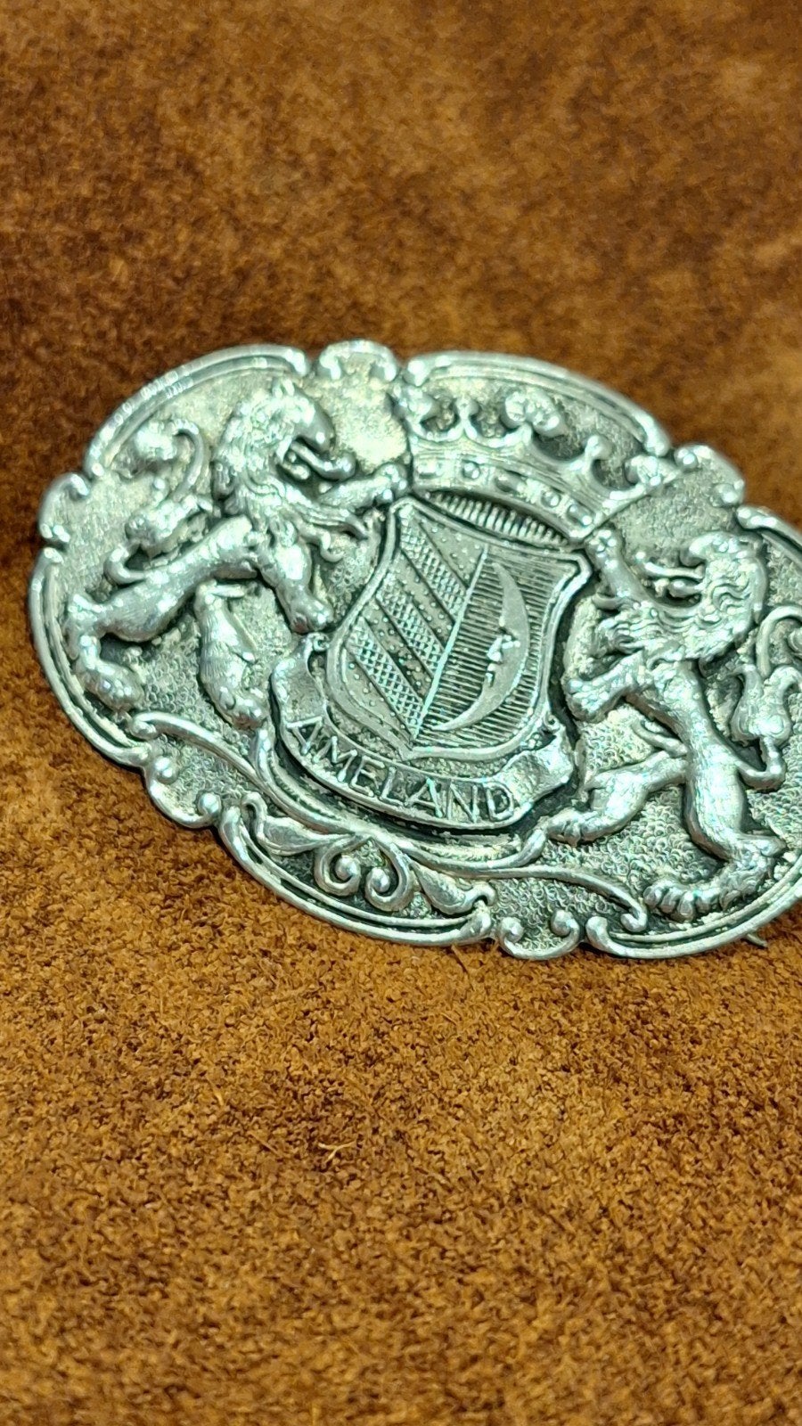 Ameland broche speld Wapenschild, Ophalen of Verzenden, Gebruikt, Zilver, Overige materialen