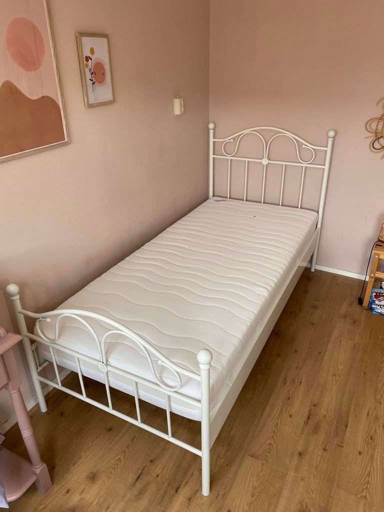 Matras en witte ombouw inclusief lattenbodem, Huis en Inrichting, Slaapkamer | Bedden, Ophalen, 90 cm, Eenpersoons, Wit