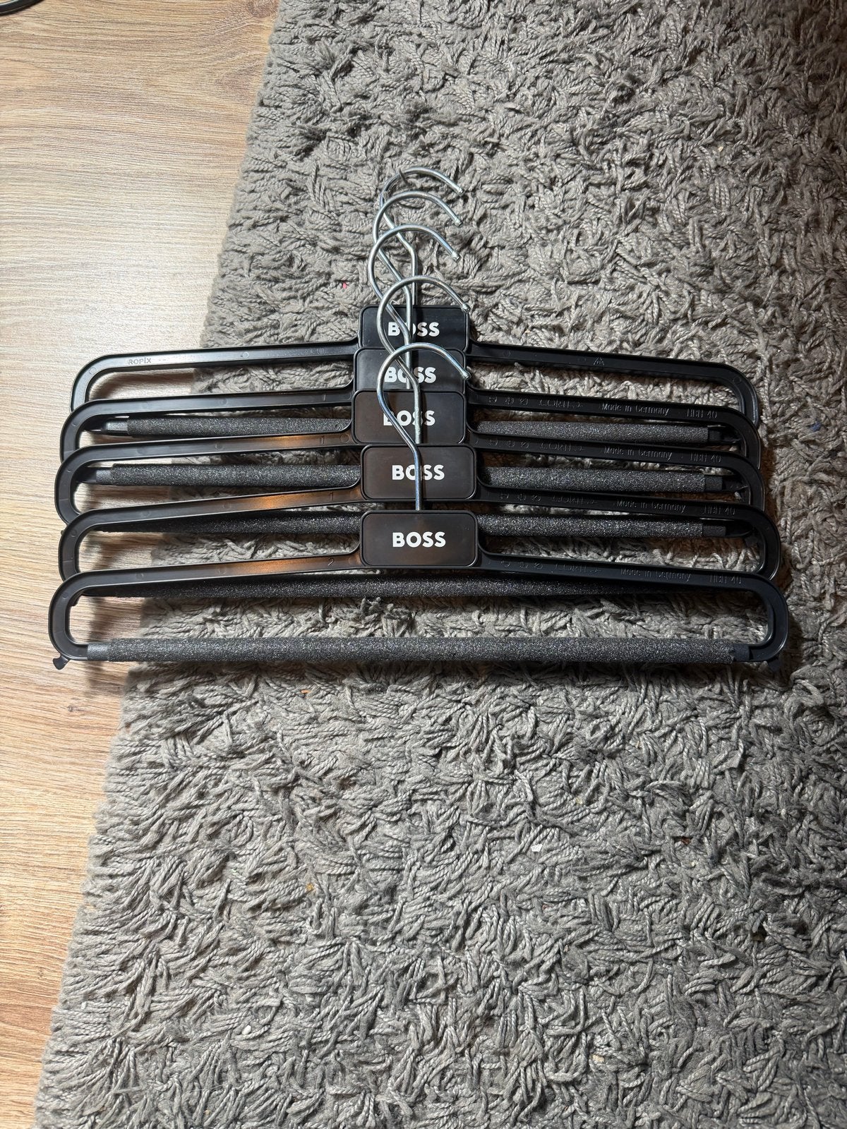 5x BOSS kledinghangers - Zwart, antislip, Ophalen of Verzenden, Zo goed als nieuw, Kunststof, Volwassenen