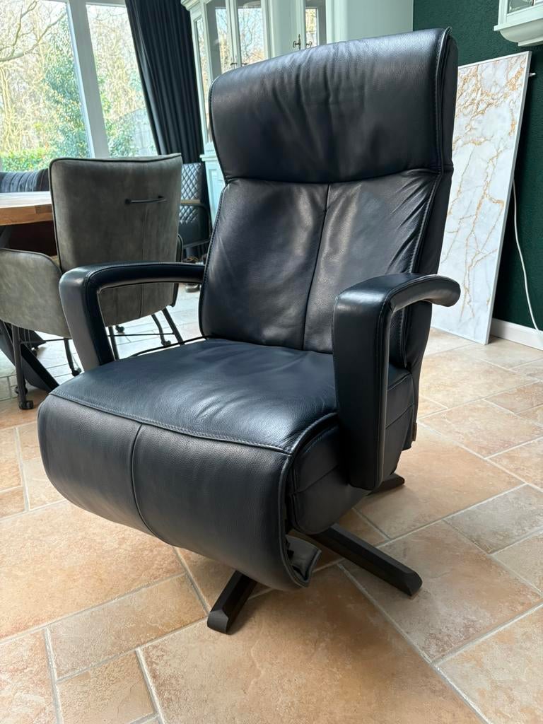 Prominent fauteuil donkerblauw leer., Huis en Inrichting, Fauteuils, Minder dan 75 cm, Leer, Ophalen of Verzenden, Zo goed als nieuw
