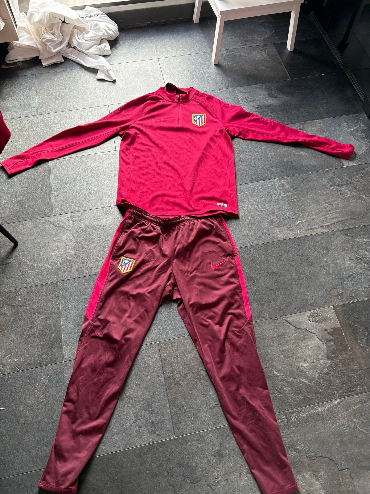 Atletico Madrid trainingspak bordeaux rood maat M Nike, Maat 48/50 (M), Ophalen of Verzenden, Zo goed als nieuw, Voetbal