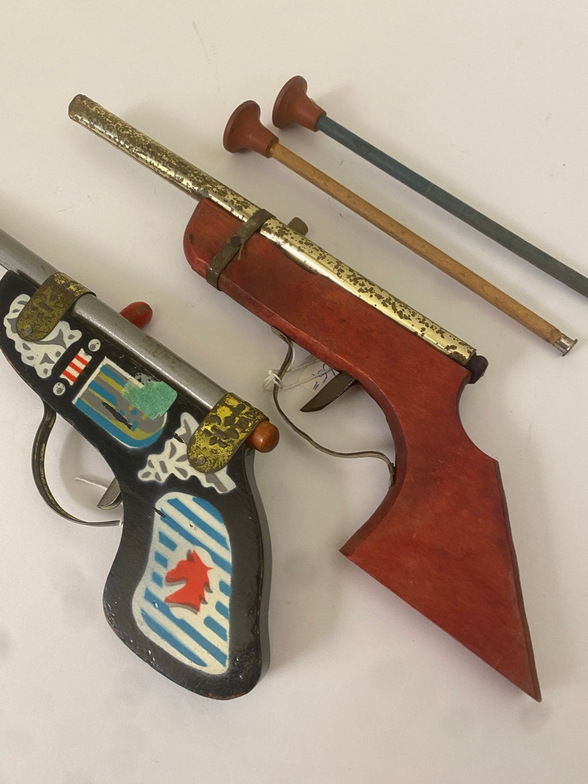 Twee complete jaren '30 speelgoedpistolen - Hout & Blik, Antiek en Kunst, Ophalen of Verzenden