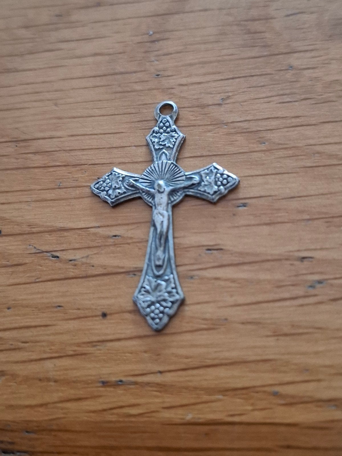 Vintage Italiaans Kruisbeeld Hanger - Wijngaardmotief, Ophalen of Verzenden, Gebruikt, Sieraad, Christendom | Katholiek