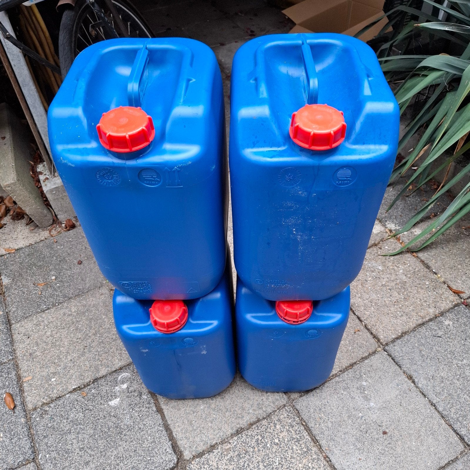 Jerrycans te koop - diverse maten en kleuren, Ophalen of Verzenden, Gebruikt, Kunststof, Met handgreep