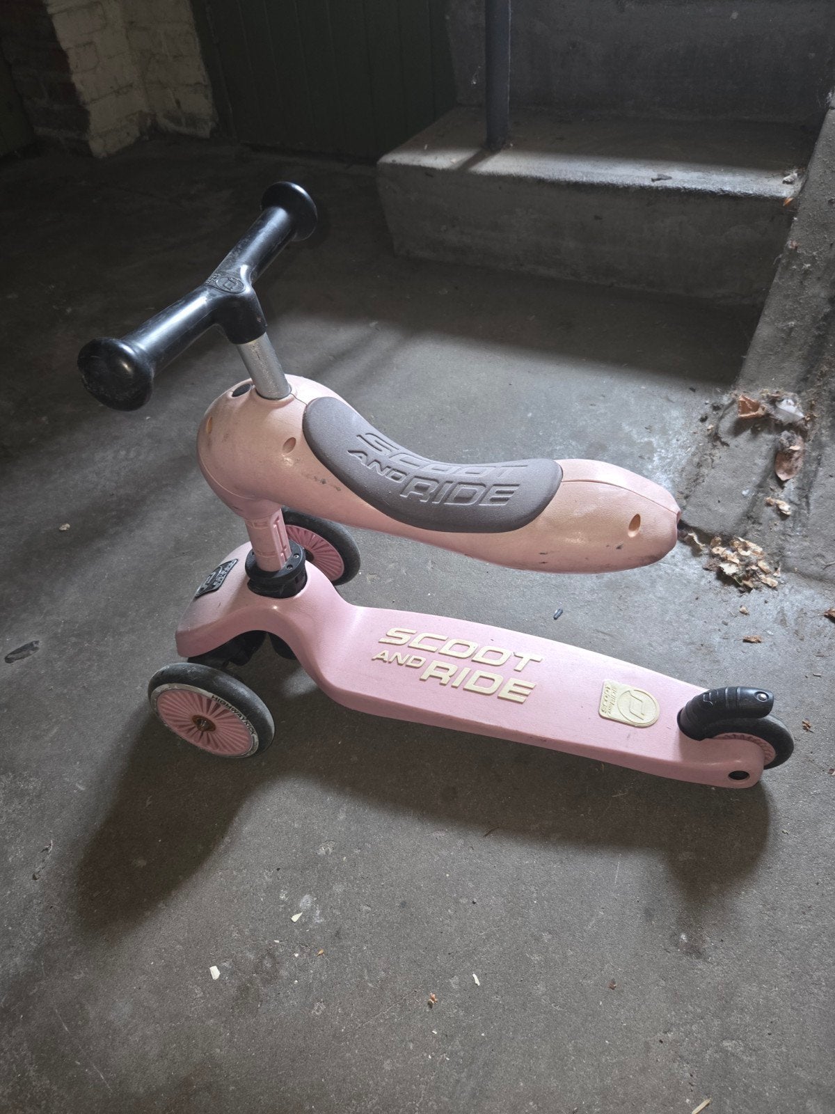 Scoot & Ride Highwaykick 1 - Roze loopfiets en step in één, Ophalen