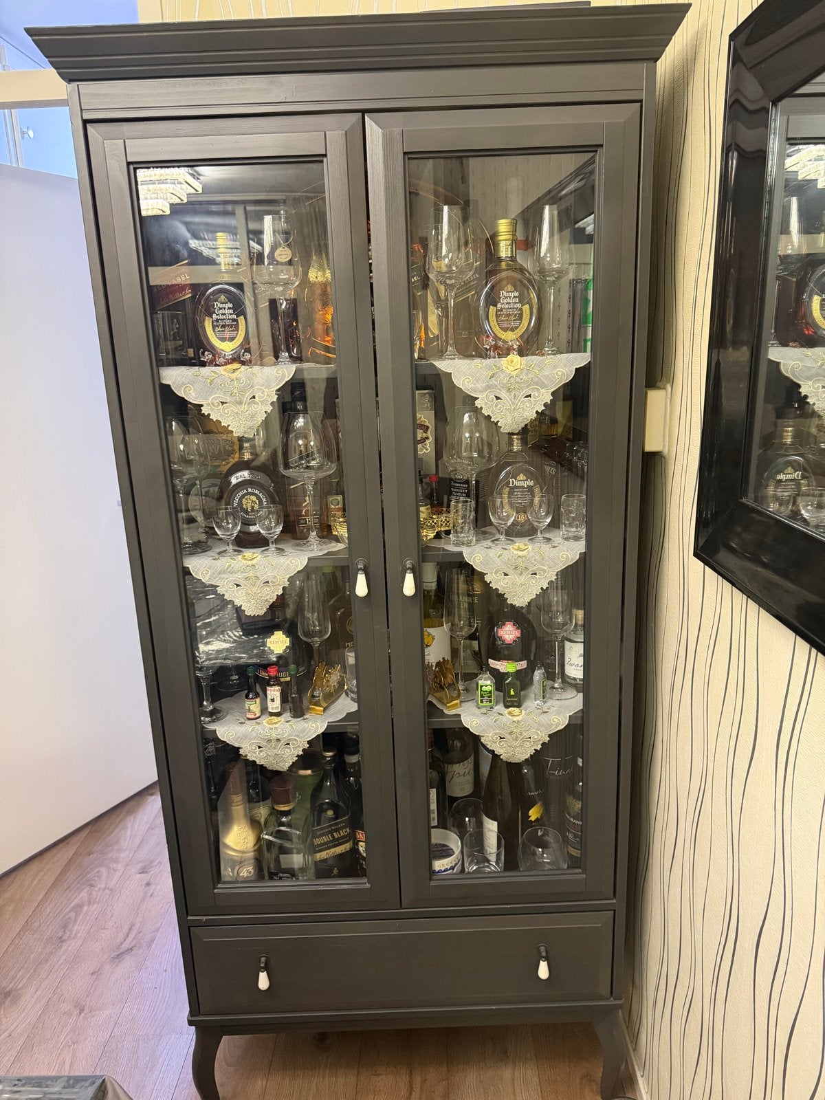 Kwalitatieve dranken kast met glazen deuren, Zo goed als nieuw, Met lade(s), 150 tot 200 cm, 25 tot 50 cm