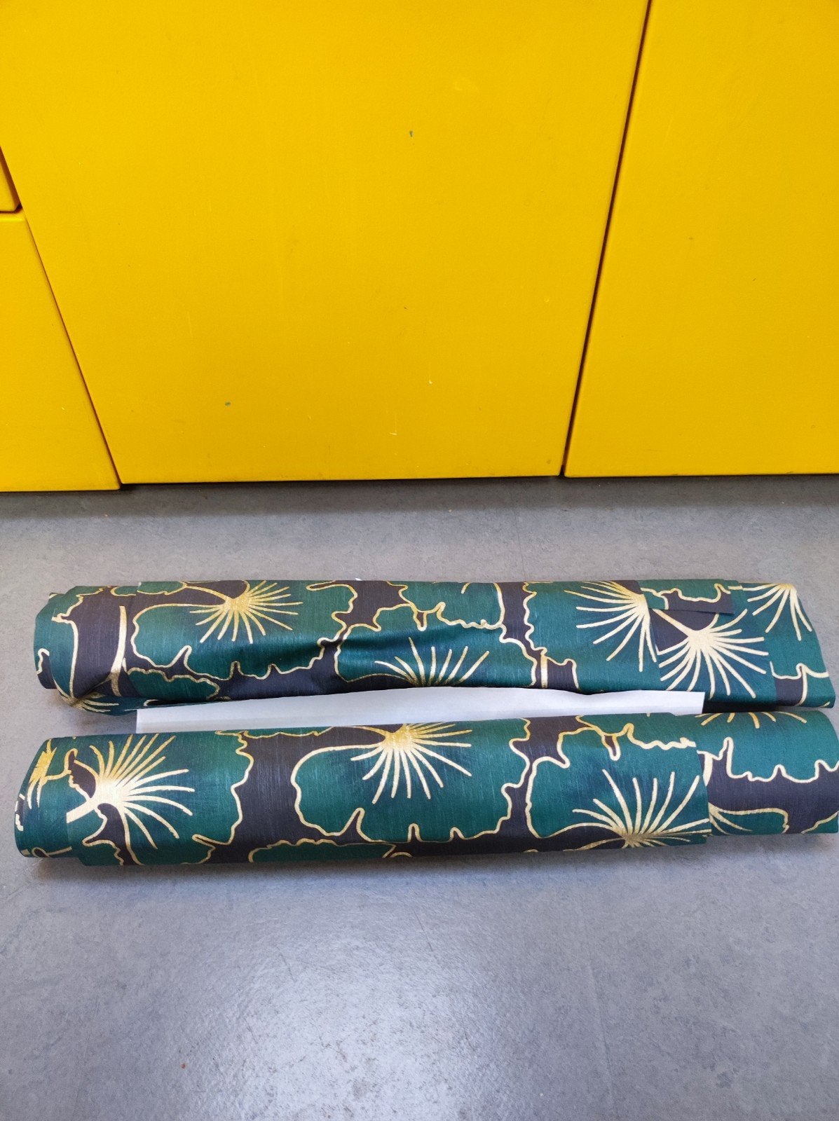 Twee rollen dandelion behang, Ophalen