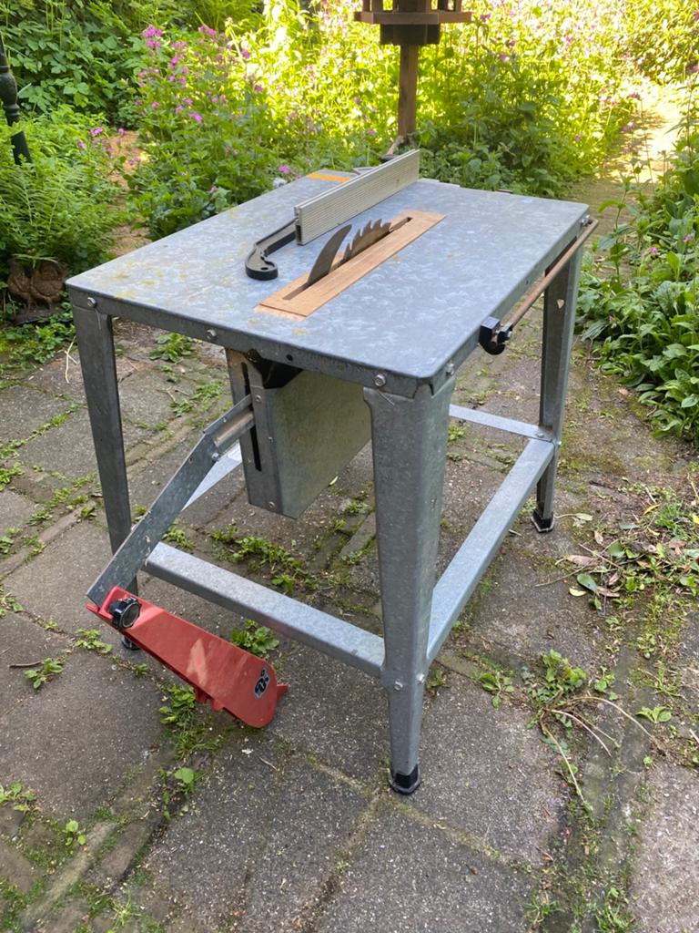Zaagtafel met elektromotor en reserve zaagblad, Doe-het-zelf en Verbouw, Gereedschap | Zaagmachines, Ophalen