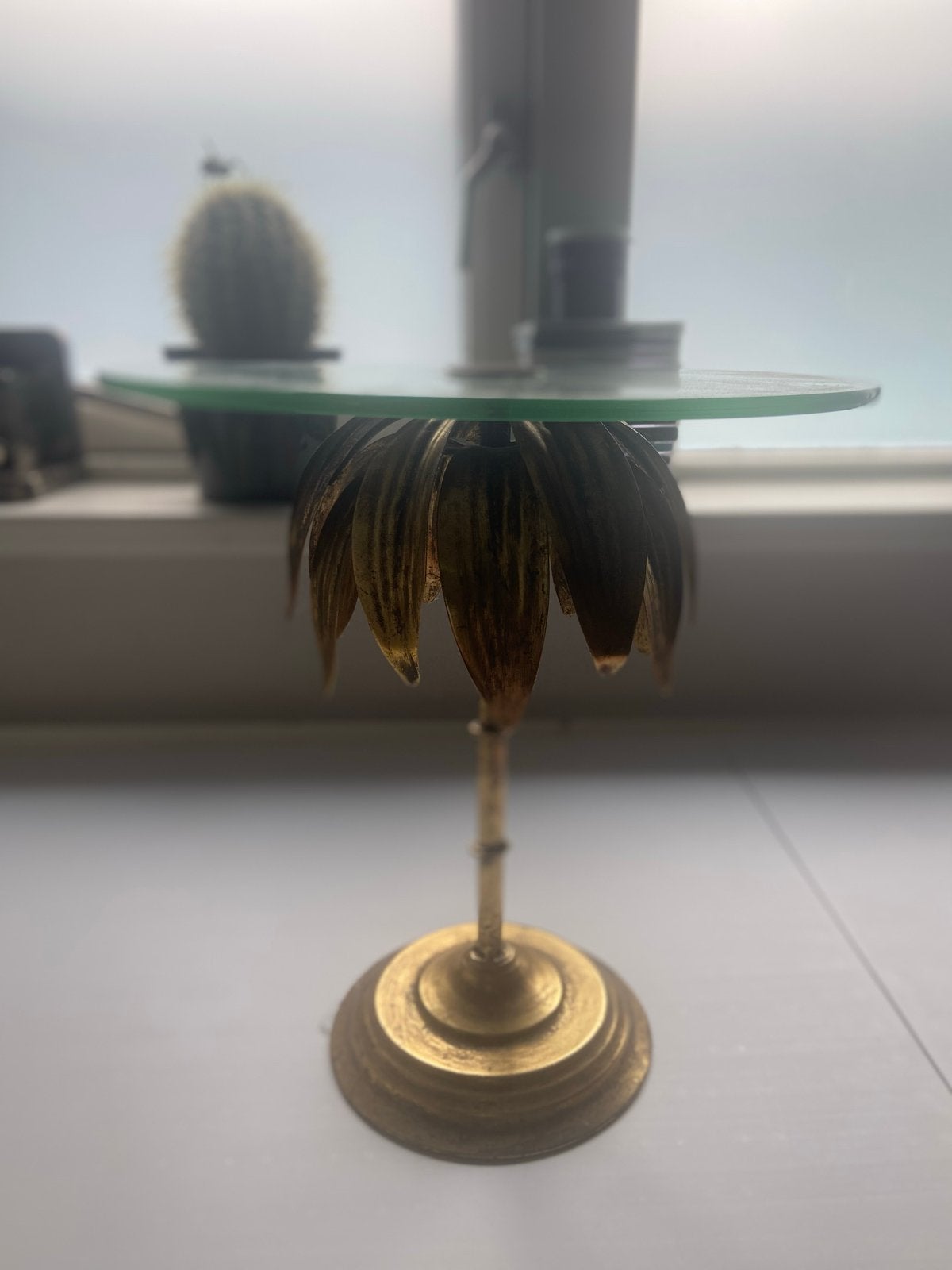 Bijzettafel met Glazen Blad en Gouden Voet, Ophalen