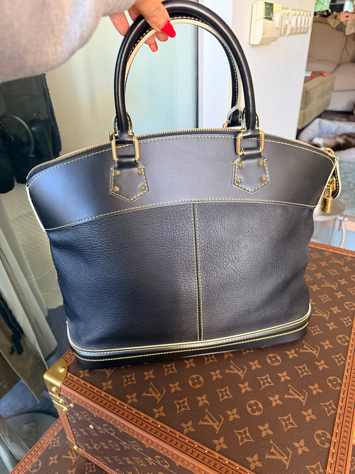 Foto 14 van Louis Vuitton Suhali Lockit Handtas Zwart