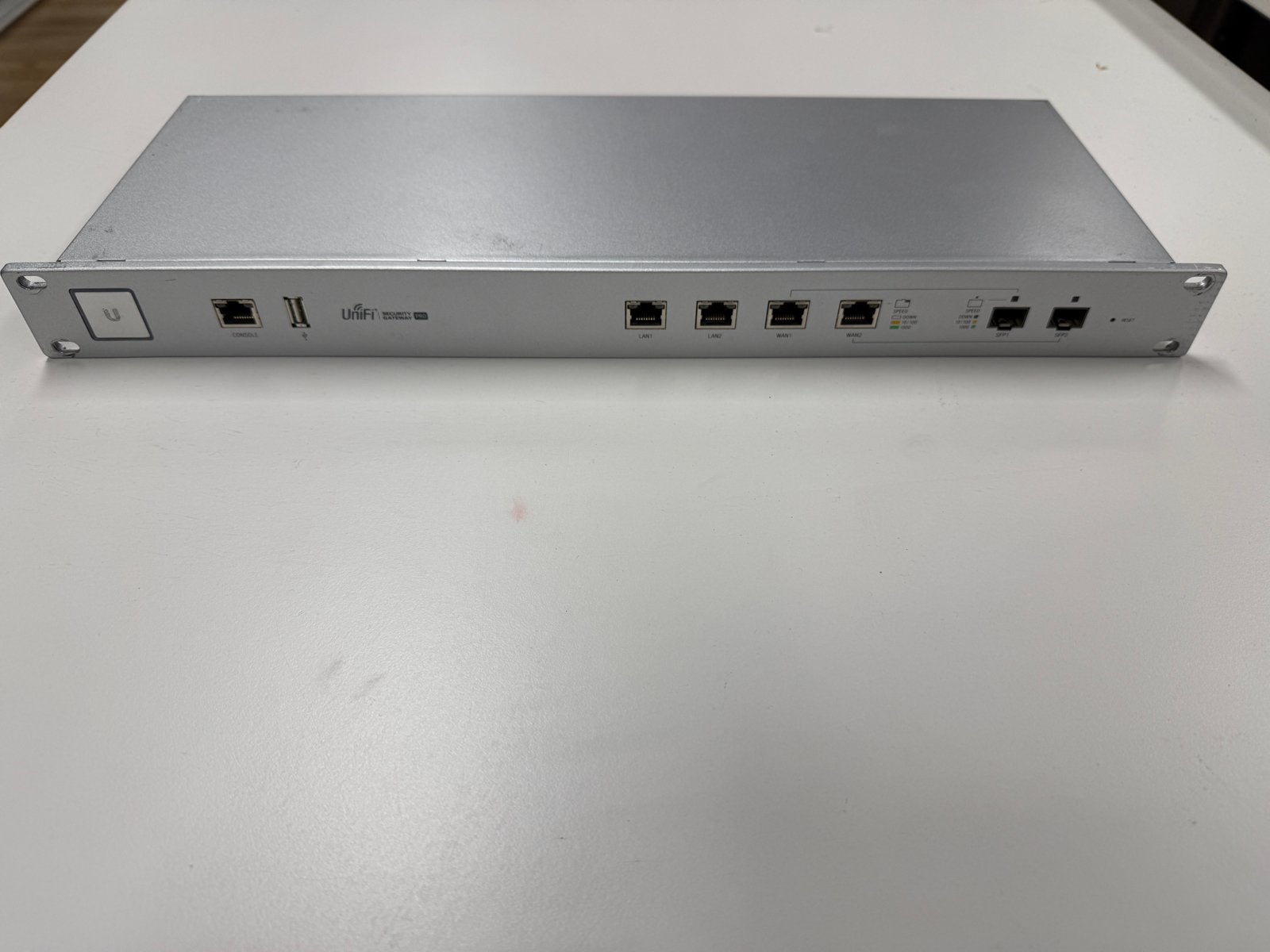 Ubiquiti UniFi Security Gateway Pro 4 (USG-PRO-4), Ophalen of Verzenden, Zo goed als nieuw, Router