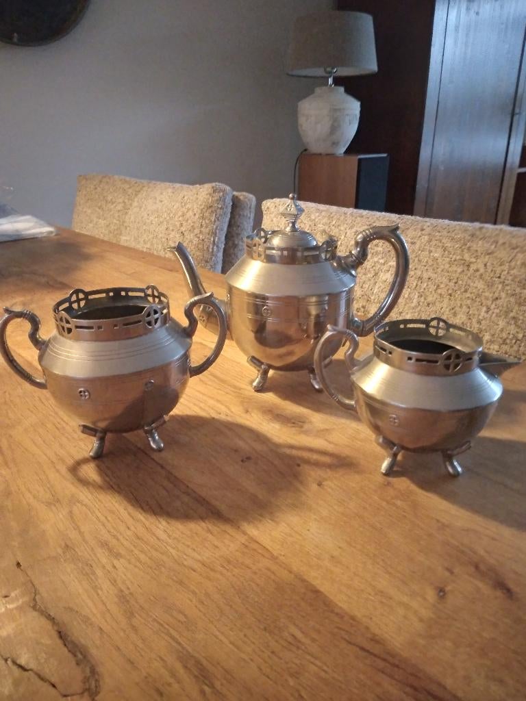 antieke theepot, melkkannetje en suikerpot voor 25 euro, Ophalen