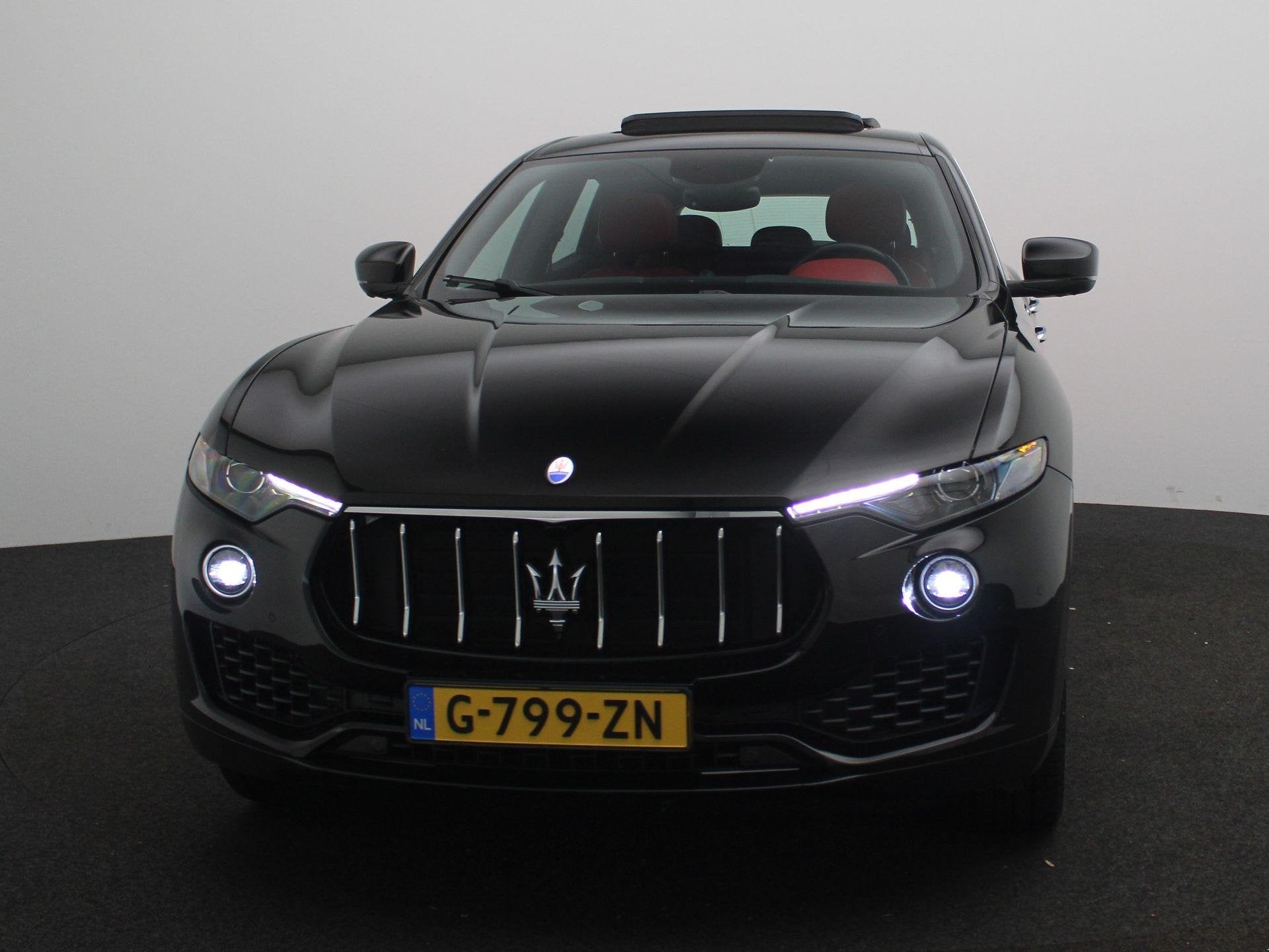 Maserati Levante 3.0 V6 S AWD GranLusso | Panorama dak | Pre, 430 pk, Gebruikt, Euro 6, Parkeersensor