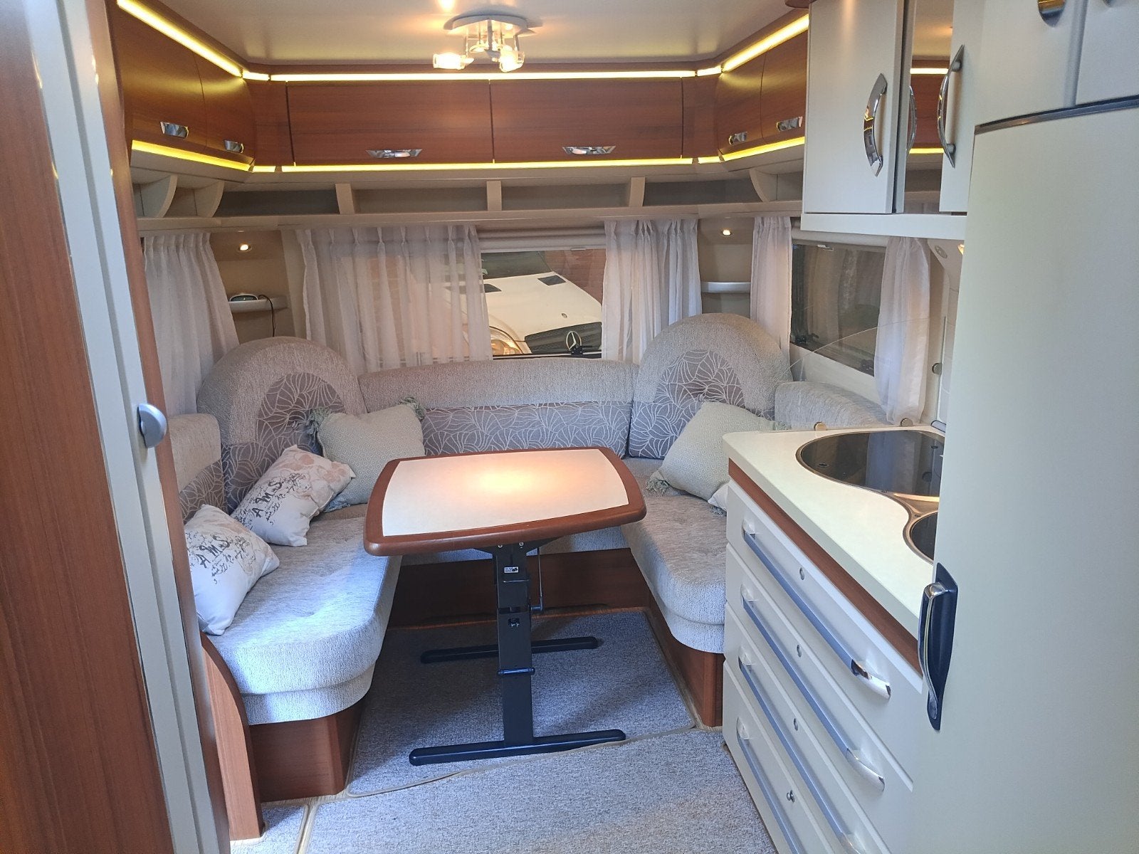 Hobby Premium 460UFE (2012) met Dorema opblaasvoortent, Rondzit, Hobby, Frans bed, Particulier