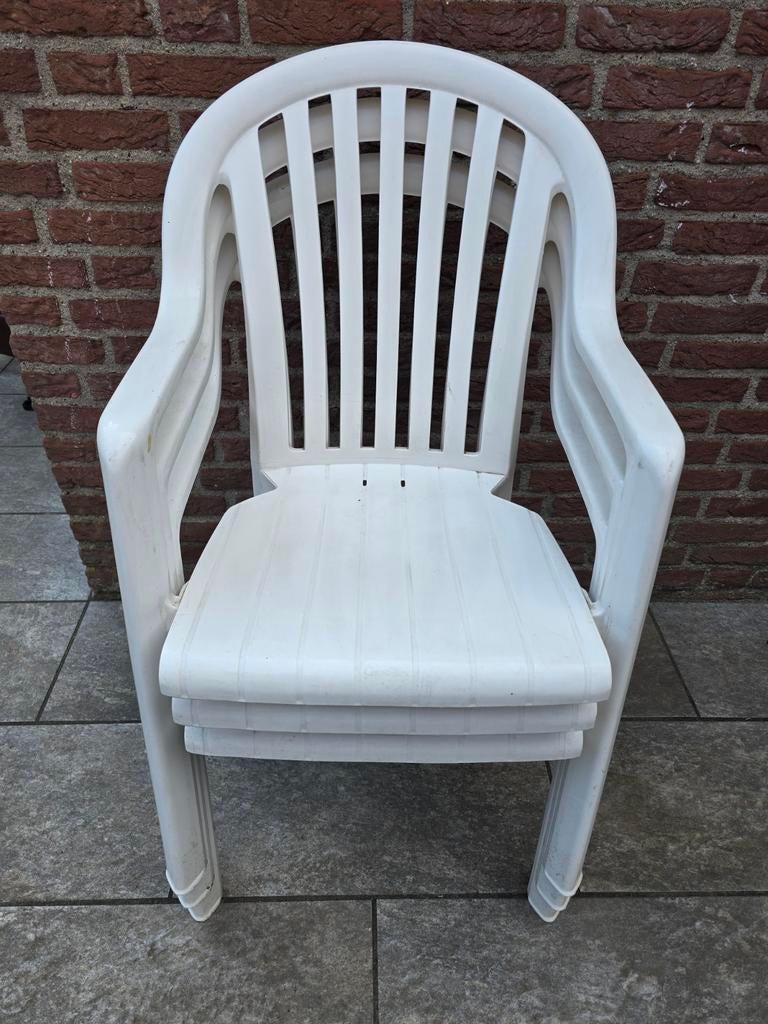 GRATIS 3 witte plastic tuinstoelen, Ophalen, Gebruikt, Plastic