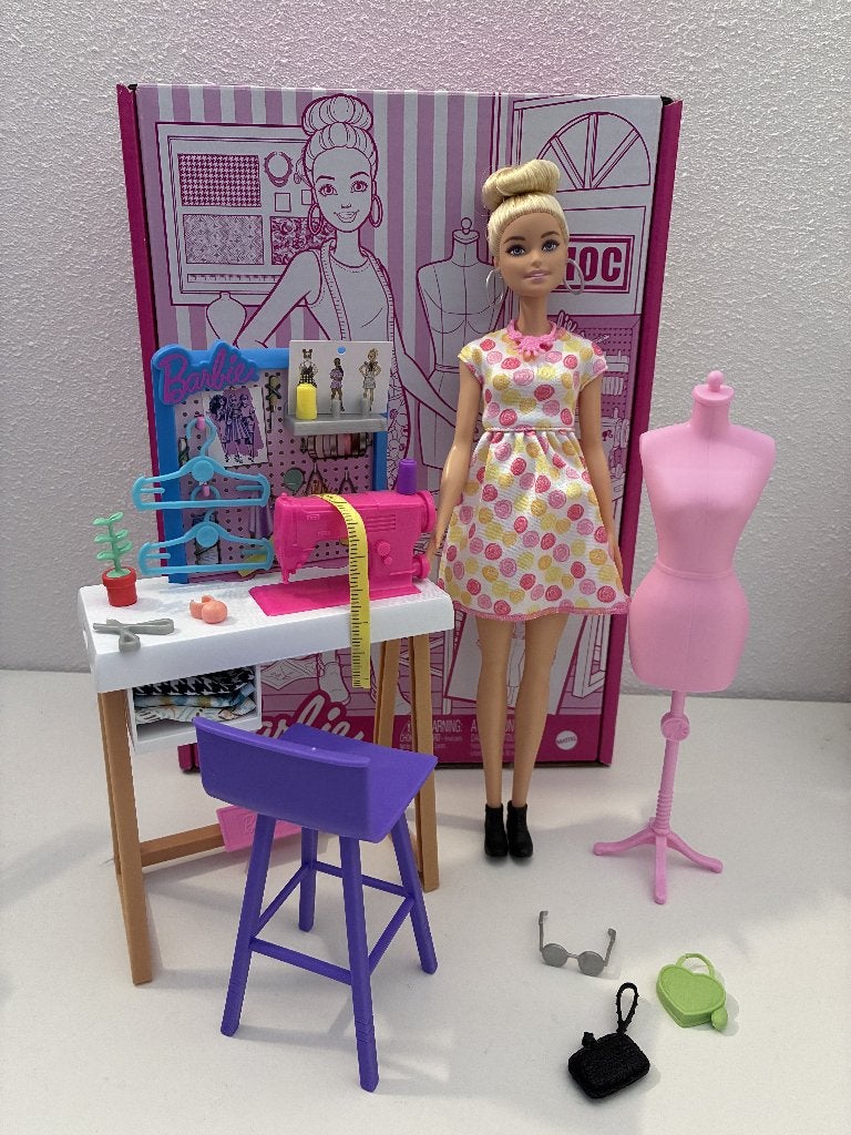 Barbie modeontwerpster met naaimachine studio, Ophalen of Verzenden, Zo goed als nieuw, Barbie
