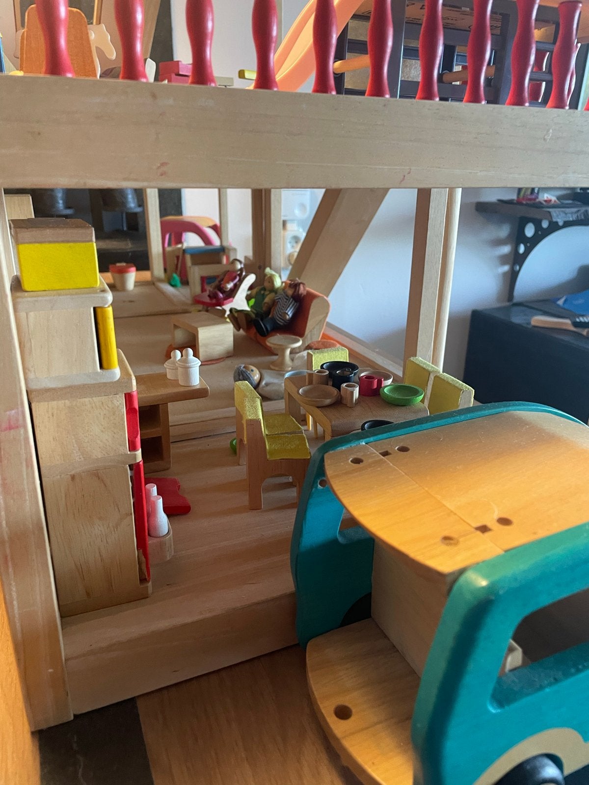 Groot houten poppenhuis met veel meubeltjes, Kinderen en Baby's, Speelgoed | Poppenhuizen, Ophalen, Gebruikt, Poppenhuis