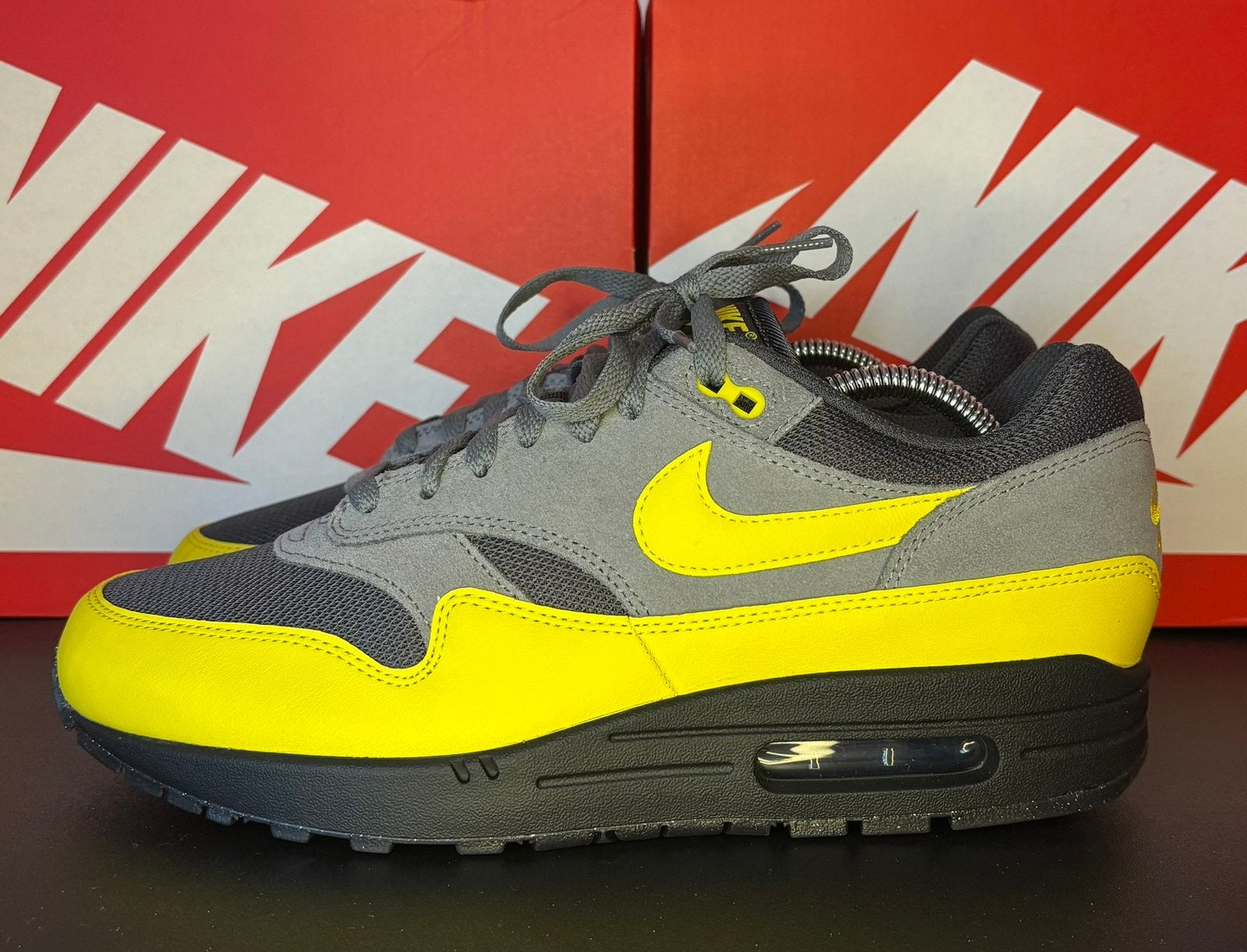 Nike Air Max 1 Essential ‘Batman’ mt. 44, Kleding | Heren, Overige kleuren, Nieuw, Ophalen of Verzenden, Sneakers of Gympen