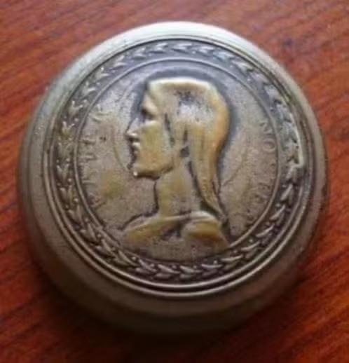 Oud paternosterdoosje met Christushoofd, parelmoer krans, Verzenden