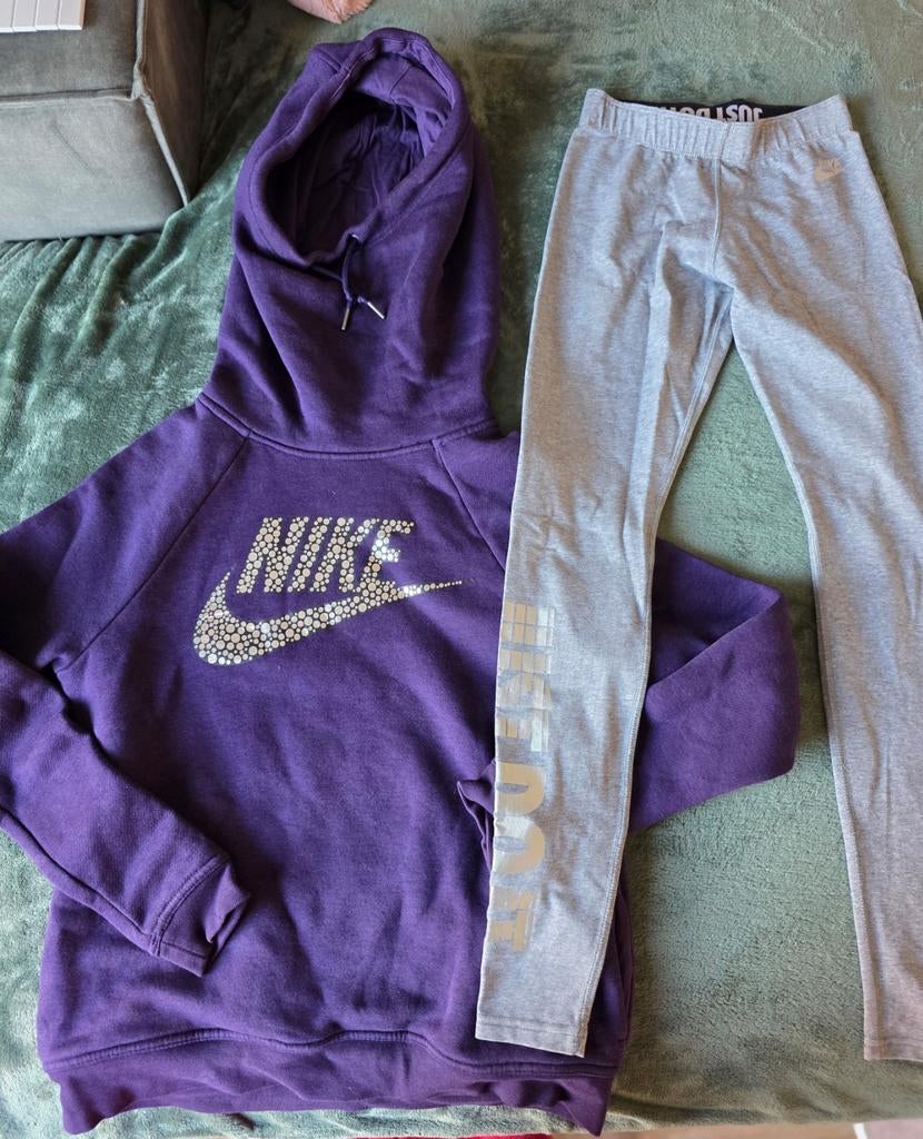 Nike hoodie en legging set met zilver logo - Maat XS, Kleding | Dames, Sportkleding, Zo goed als nieuw, Maat 34 (XS) of kleiner