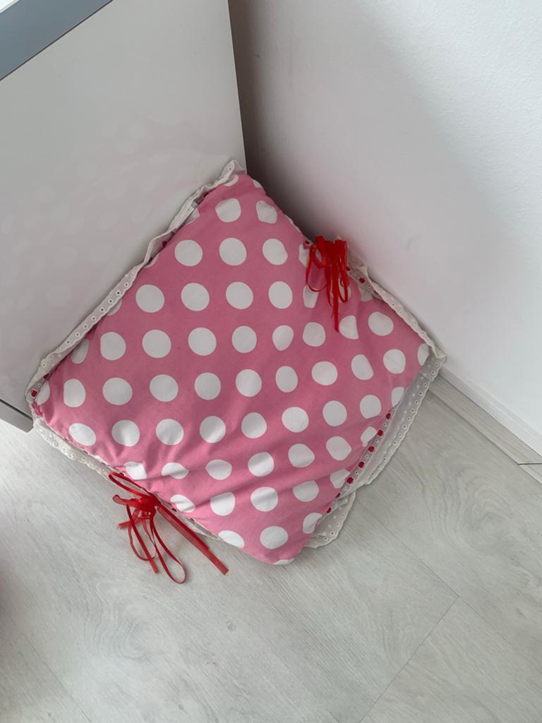 Roze kussen met witte stippen en rode linten, Ophalen of Verzenden, Zo goed als nieuw, Roze, Vierkant