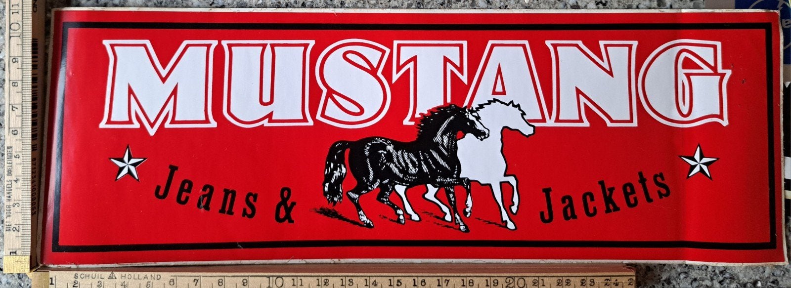 Vintage mega grote sticker Mustang jeans and Jackets logo, Ophalen of Verzenden, Zo goed als nieuw