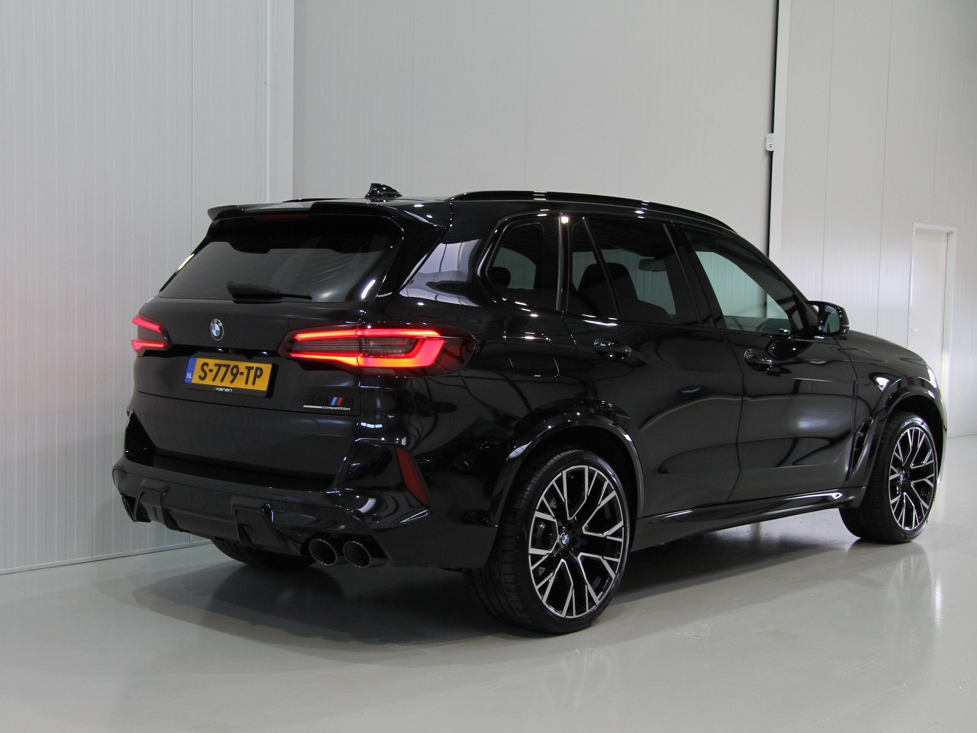 BMW X5 M Competition 626pk (bj 2020, automaat), Automaat, 4395 cc, 3000 kg, Zwart