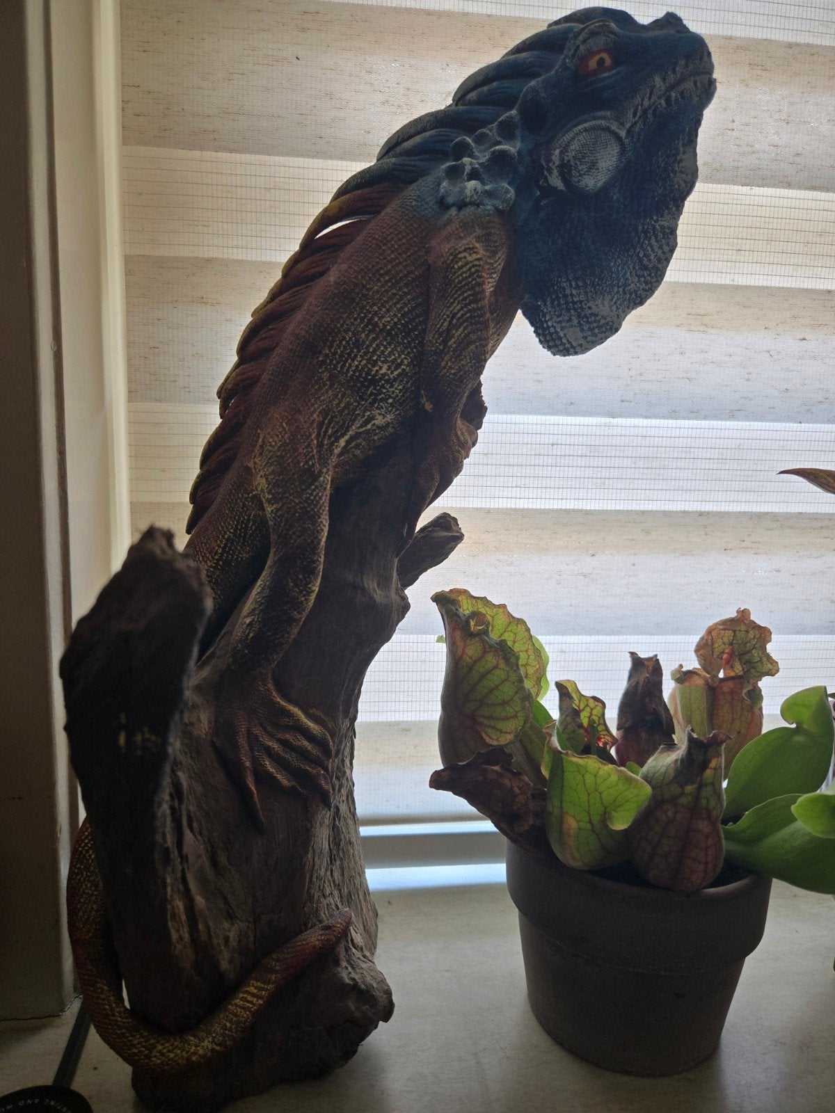 Decoratieve opgezette leguaan op boomstronk, Dieren en Toebehoren, Ophalen, Reptiel of Amfibie
