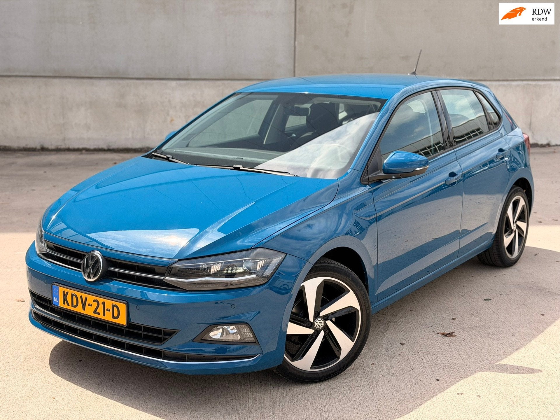 Volkswagen Polo 1.0 TSI Highline Virtual 17'' LED ACC Camera, Voorwielaandrijving, Gebruikt, Blauw, Leder en Stof