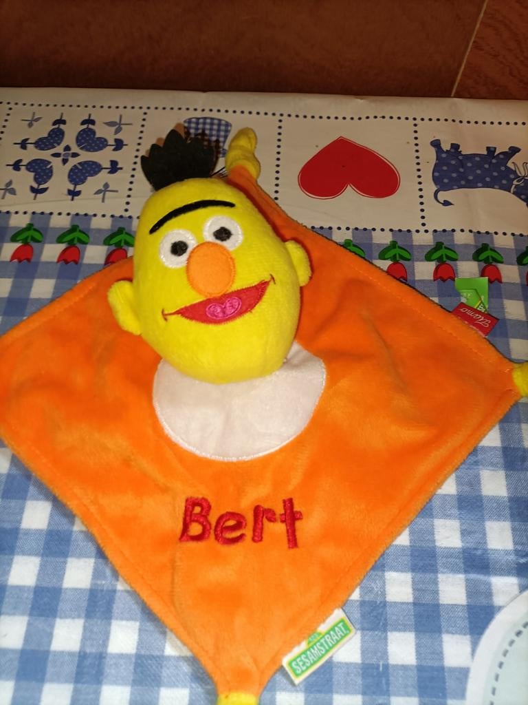 Bert knuffeldoekje Tiamo Sesamstraat, Ophalen of Verzenden, Zo goed als nieuw, Overige typen