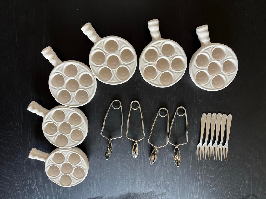 Set van 6 escargot schaaltjes met tangen en vorkjes, Huis en Inrichting, Keuken | Servies, Ophalen, Gebruikt, Keramiek, Schaal of Schalen